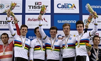Australia's men's team pursuit squad celebrate their World Championship title in Cali ©AFP/Getty Images