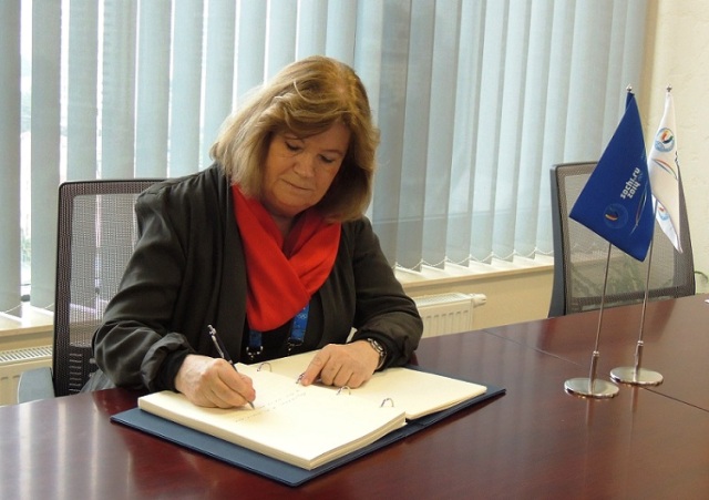 Gunilla Lindberg signs RIOU's Visitors Book ©ANOC