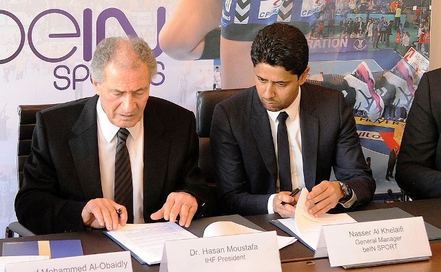 IHF President Hassan Moustafa (left) and beINSports general manager Nasser Al Khelaifi sign TV rights agreement in Basel ©IHF