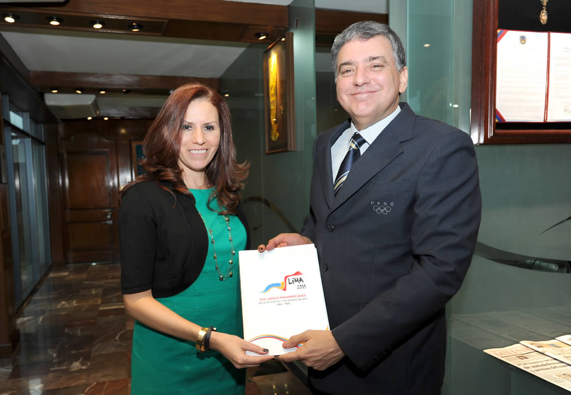 José Quiñones presents Jimena Saldaña with the Lima 2019 Pan and Parapan American Games report at a meeting ©PASO