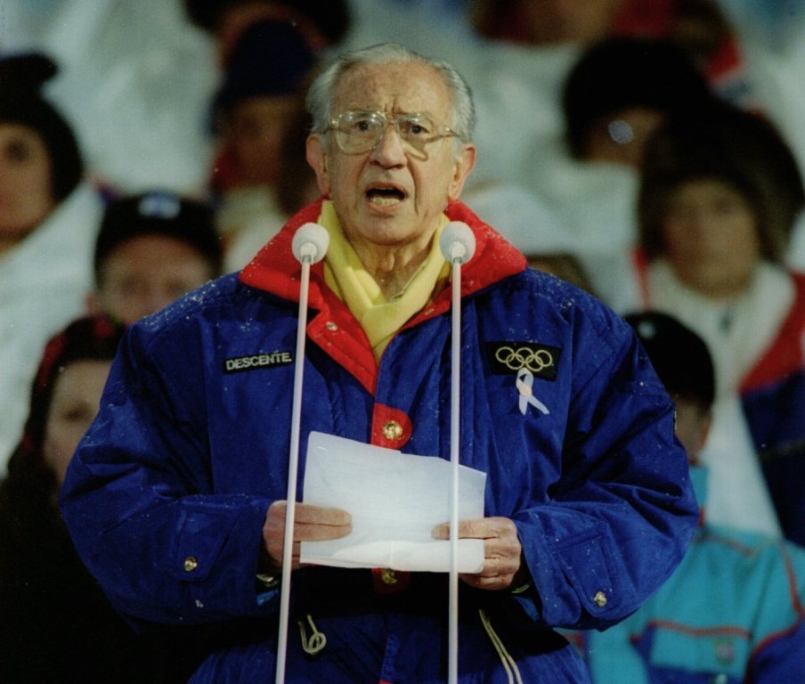 Juan Antonio Samaranch used the Lillehammer 1994 Opening Ceremony to call on the world to stop fighting, stop killing and drop their guns as the civil war tore through Bosnia ©Getty Images