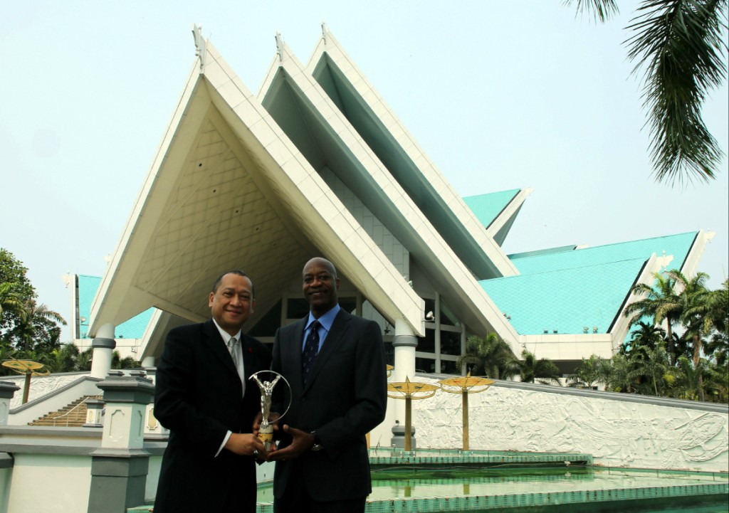 Laureus Chairman Edwin Moses (right) and Seri Mohamed Nazri, Malaysian Minister of Tourism and Culture pictured outside Istana Budaya with the prestigious Laureus Statuette, presented to all winners of Laureus World Sports Awards ©Getty Images