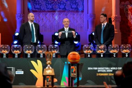 Legendary players José Piculin Ortiz (right) and Dino Radja (left) lent a helping hand during the draw procedure ©FIBA