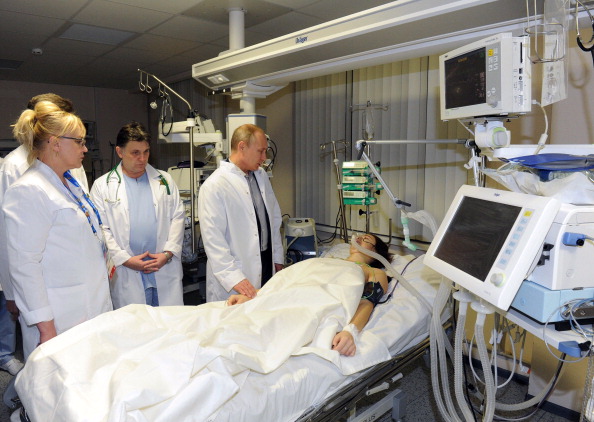 Russian President Vladimir Putin visited skier Maria Komissarova in hospital after her accident ©AFP/Getty Images