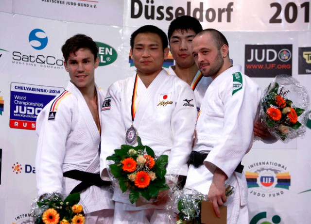 Masashi Ebinuma (second from left) was one of three Japanese winners on day one in Düsseldorf ©IJF Media