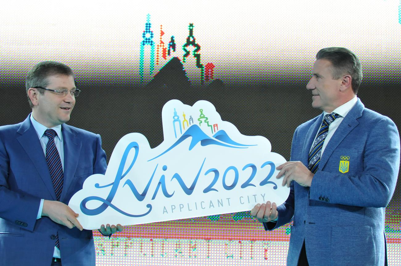 Sergey Bubka launching the logo for Lviv 2022 with Ukraine's former Deputy Prime Minister Oleksandr Vilkul, who has now been dismissed by Parliament ©Sergey Bubka