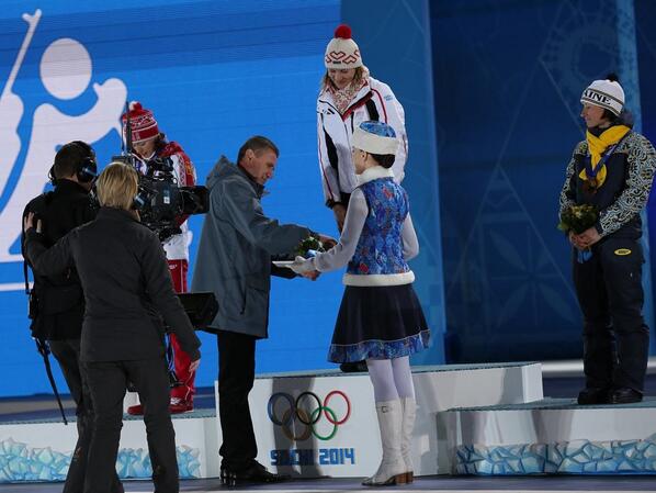 Sergey Bubka presenting the gold medal to the Ukrainian biathlon relay team ©Twitter