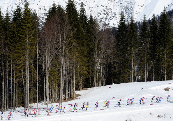 The cross country skers in the early stages of the 30km mass start ©Getty Images