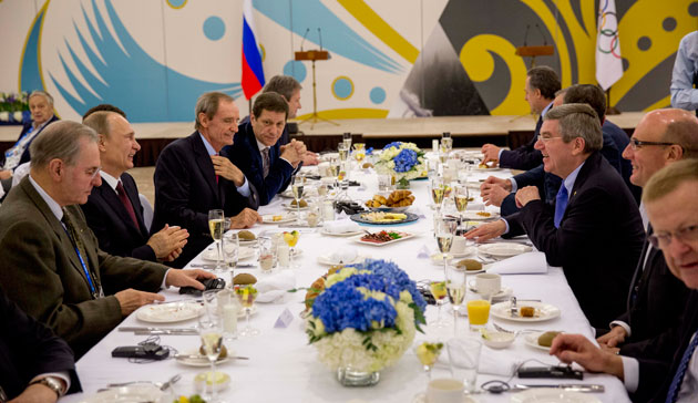 Thomas Bach welcomes Games contributors, including President Putin, to a thank you breakfast this morning ©IOC/Ian Jones