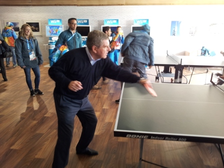 Thomas Bach removed his jacket to take on fellow IOC member James Tomkins in an impromtu table tennis match ©ITG