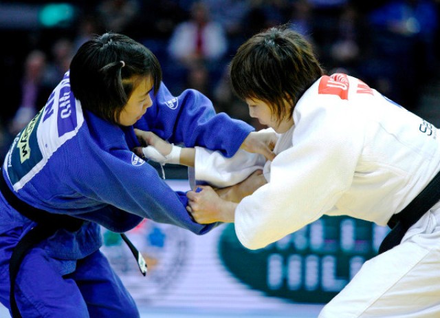 Wu Shengen of China (left) caused a stir by overcoming world champion Urantsetseg Munkhbat ©IJF Media