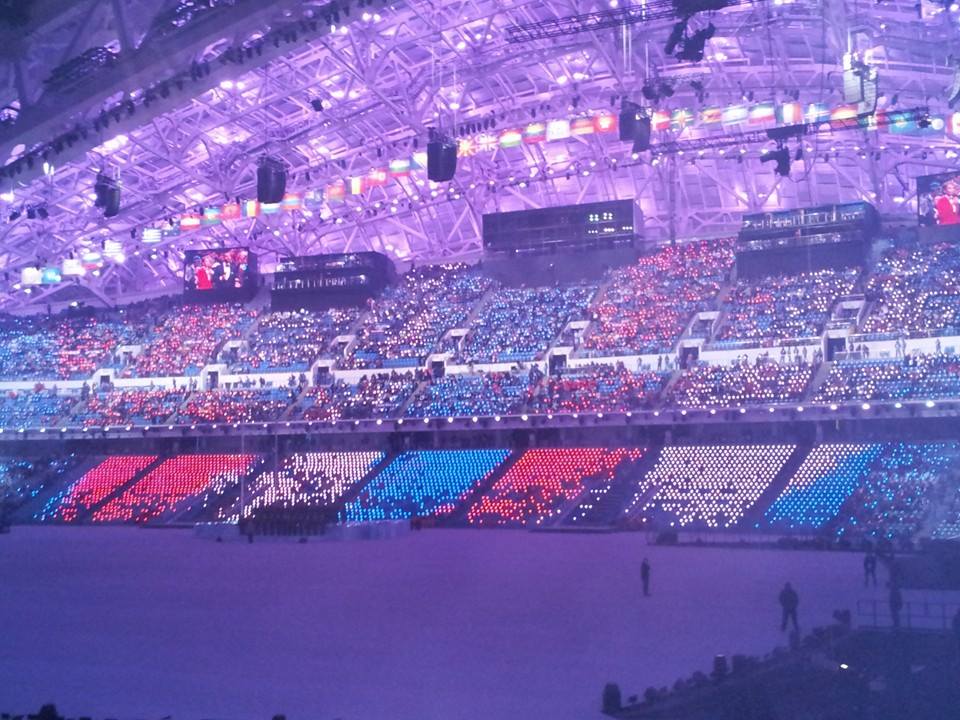 Special lights have been given to each spectator creating a red and blue glow ©ITG
