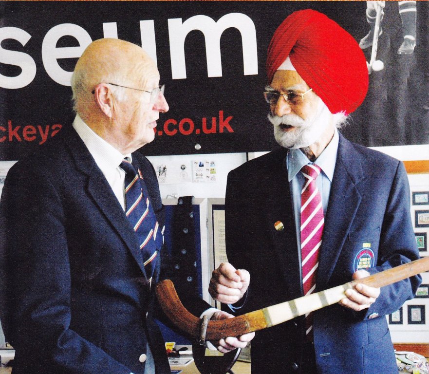 Balbir Singh and John Peake met at the National Hockey Museum in 2012 after some 64 years ©National Hockey Museum
