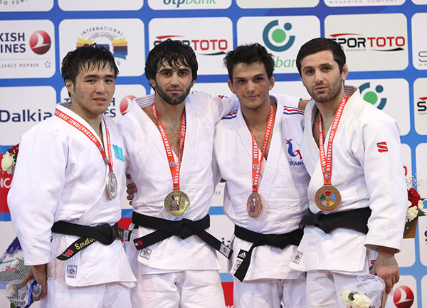 Beslan Mudranov (second from left) led the podium in the men's 60kg division ©IJF