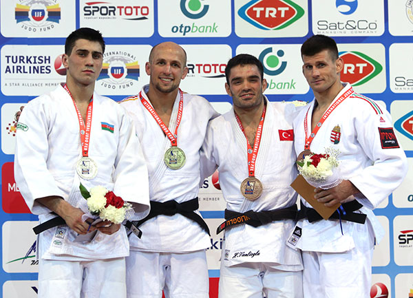 Christopher Voelk (second from left) scored a golden time ippon to secure Germany's second gold medal of the day at the Samsun Judo Grand Prix ©IJF