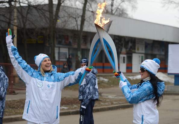 Actress Dina Korzun and visually impaired singer Diana Gurtskaya carry the Paralympic Torch in Moscow ©Anadolu Agency/Getty Images