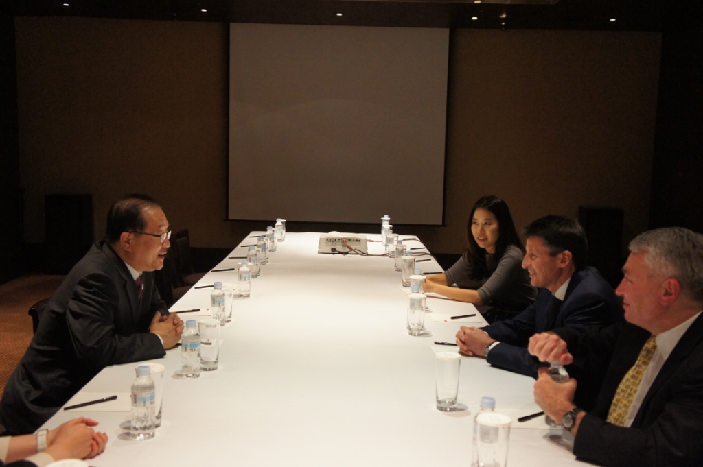 Kim Yoon-Suk met with Sebastian Coe to request further cooperation between the UK and South Korea ©Gwangju 2015