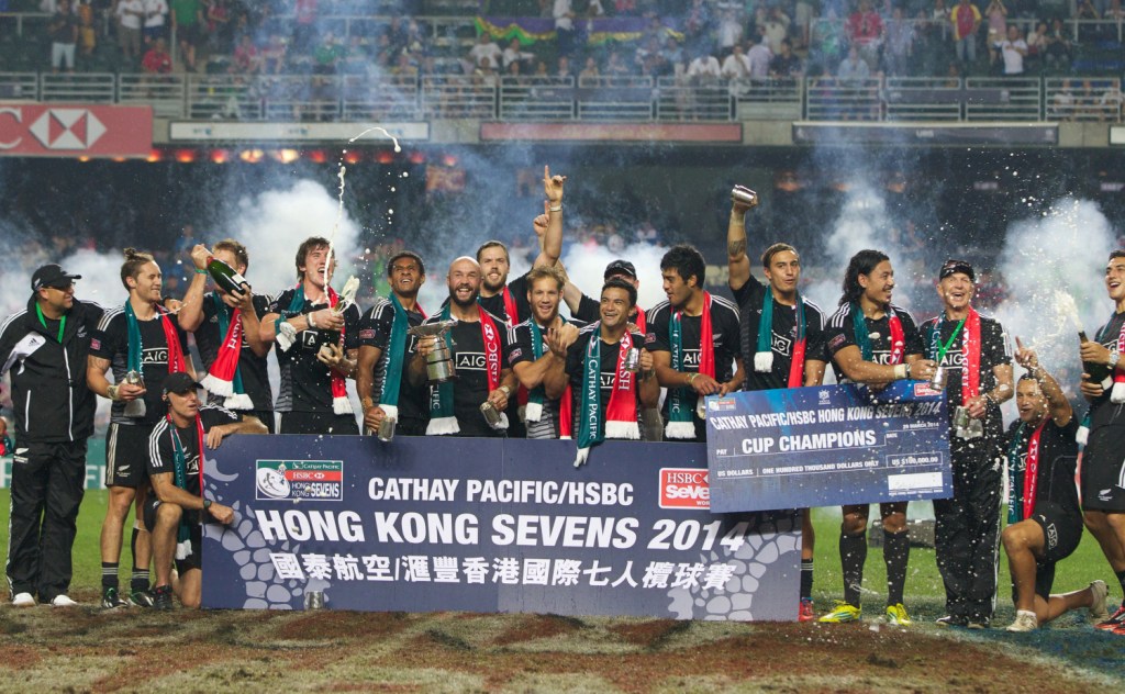 New Zealand beat England to secure the Hong Kong Sevens title and move atop the HSBC Sevens World eries standings ©IRB/Martin Seras Lima