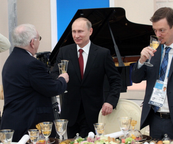 Russian President Vladimir Putin mingling with the IPC this afternoon ©Getty Images