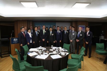 Sebastian Coe, chairman of the British Olympic Association was joined by Yong-Soon Kim, President of the ISC, Scott Wightman, British ambassador to Korea and members of the Incheon 2014 OC and Pyeongchang 2018 OC ©ISC