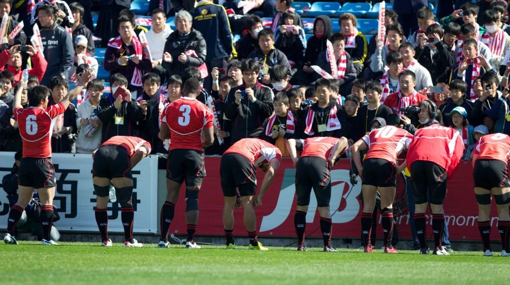 The Japanese team bow to their home crowd after recording their biggest ever victory over a core team in the World Series with a 42-12 win against Samoa ©IRB