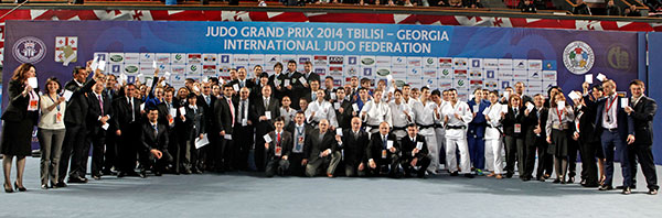 The judo family joined together at the Tbilisi Sports Palace in Georgia to symbolise their effort for peace and unity in sport ©IJF
