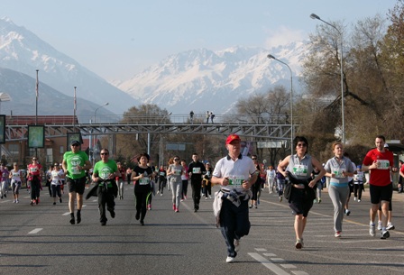 Almaty Mayor Akhmetzhan Yesimov joined thousands of others in running the Almaty Marathon yesterday ©Almaty 2022