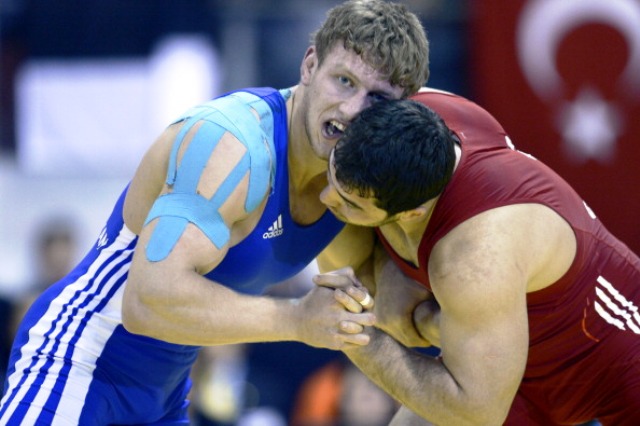 Artur Aleksanyan of Armenia (left) had too much for Turkey's Cenk Ildem in the final of the 98kg category ©AFP/Getty Images