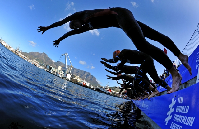 Cold conditions at the V&A Waterfront in Cape Town meant that the swim leg was shortened to only one lap ©ITU