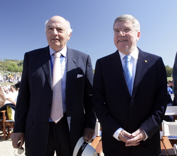 Lambis Nikolaou (left), pictured here with IOC President Thomas Bach, attended the unveiling ceremony of the giant dove sculpture in Athens ©Getty Images