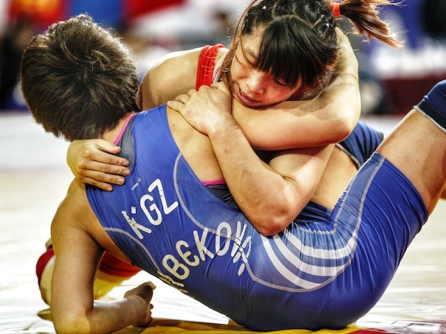 Lan Zhang battled through the pain barrier in the 60kg final to claim victory over Alsuluu Tynybekova ©FILA