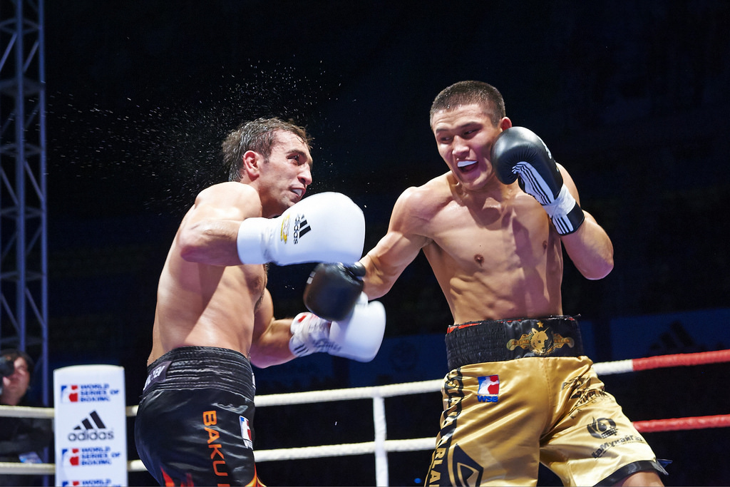 Madi Shulakov (right) recorded the only stoppage of the day as he triumphed over Soltan Migitinov at middleweight ©WSB