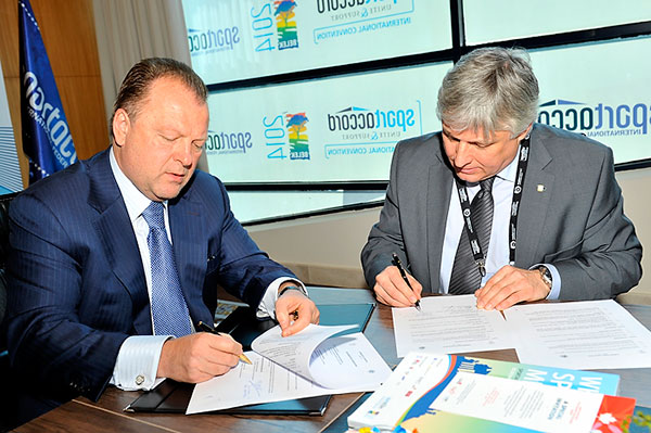 Marius Vizer and Eric Saintrond sign the agreement during the SportAccord Convention ©SportAccord
