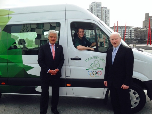 OCI President Pat Hickey (right) was presented with the new van by Dieter Kuehnle, who was representing the IOC ©OCI
