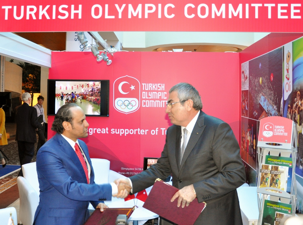 President of the Turkish Olympic Committee Professor Uğur Erdener and the secretary general of the Qatar Olympic Committee Sheikh Saoud Bin Abdulrahman Al-Thani during the signing of the MoU ©TOC