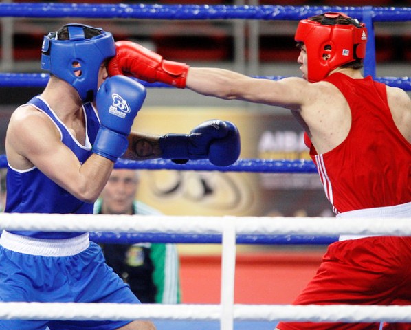 Ramil Gadzhyiev of Ukraine (right) emerged victorious in a superb contest with Ireland's Luke Thomas ©AIBA