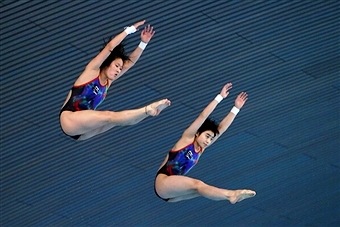 Ruolin Chen and Huixia Liu made it three consecutive wins on the FINA Diving World Series tour in London ©Getty Images 