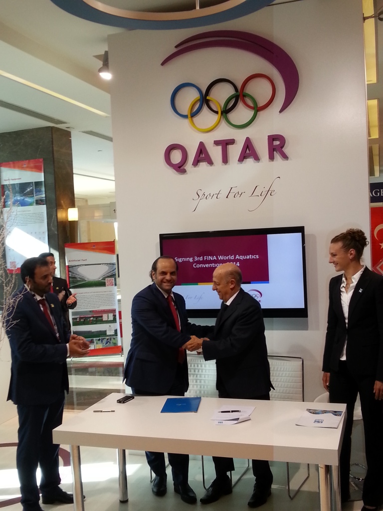 The Memorandum of Understanding was signed by QOC secretary general Sheikh Saoud bin Abdulrahman Al-Thani and FINA President Dr Juilo Maglione during the SportAccord International Convention ©ITG