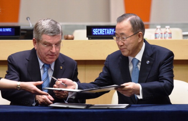Thomas Bach and Ban Ki-moon sign the historic agreement at UN headquarters in New York today ©AFP/Getty Images