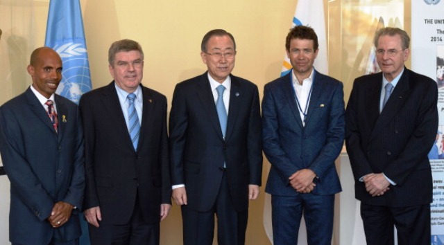 Thomas Bach and Ban Ki-moon were joined in New York by Boston Marathon winner Meb Keflezighi (far left) and Norwegian Olympic gold medallist Ole Einar Bjørndalen (second from right) and IOC Honorary President Jacques Rogge (far right) ©AFP/Getty Images