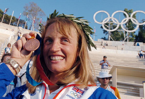 Alison Williamson in the Panithanaikon Stadium with her bronze medal at the Athens 2004 Olympics ©AFP/Getty Images