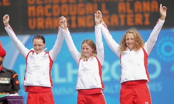 Alison Williamson (right) with Amy Oliver (left) and Naomi Folkard after taking team silver at the 2010 Delhi Games ©Getty Images