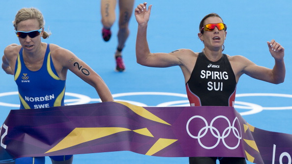Nicola Spirig (right) takes the London 2012 triathlon gold from Lisa Nordén in a photo-finish ©AFP/Getty Images