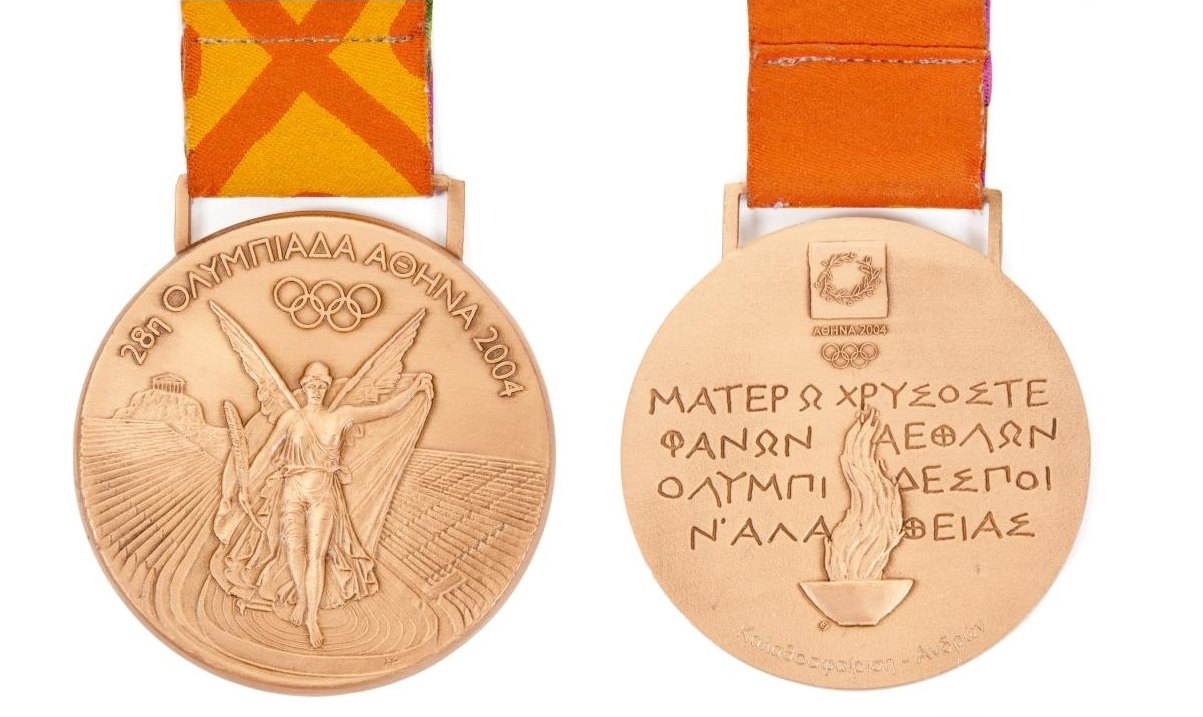 Carmelo Anthony is said to have been frustrated with the third place finish of the US basketball team at the 2004 Olympic Games leading him to hand his bronze medal to a family member ©Julien's Auctions