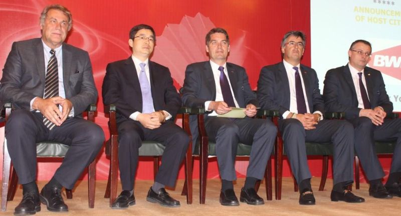 (From left) Zarko Cukic, Guan Fengliang, Poul-Erik Høyer, BWF deputy President Gustavo Salazar Delgado and BWF Events Committee chair Peter Tarcala after the host cities are revealed ©BWF 
