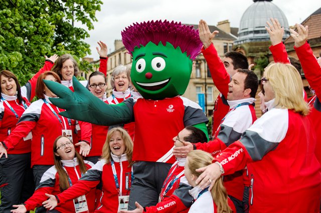 Glasgow 2014 mascot Clyde and the Clyde-sider Choir gave a live performance outside the Kelvin Hall ©Glasgow 2014