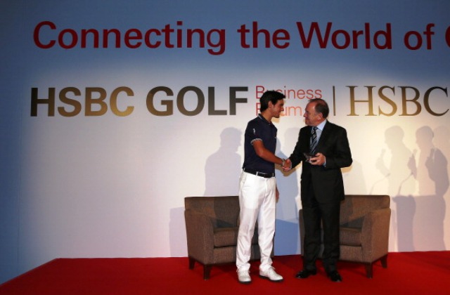 Italian golfer Matteo Manassero presents Dawson with his Lifetime Achievement Award at the 2014 HSBC Golf Business Forum in Abu Dhabi ©Getty Images 