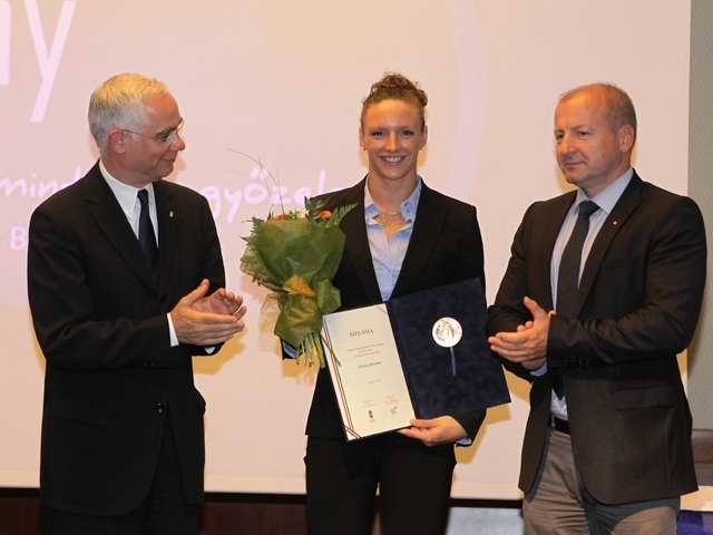 Katinka Hosszu was honoured for her role in helping secure the 2021 FINA World Championships for Budapest ©HOC
