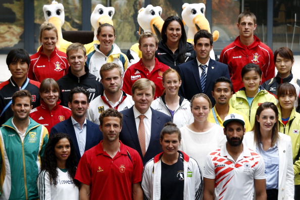King Willem-Alexander posed with captains from each participating team during the Opening Ceremony of the Rabobank Hockey World Cup 2014 ©AFP/Getty Images