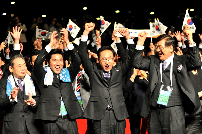 Lee Kun-hee (far left) played a leading role in Pyeongchang's successful bid to host the 2018 Winter Olympics and Paralympics ©Getty Images